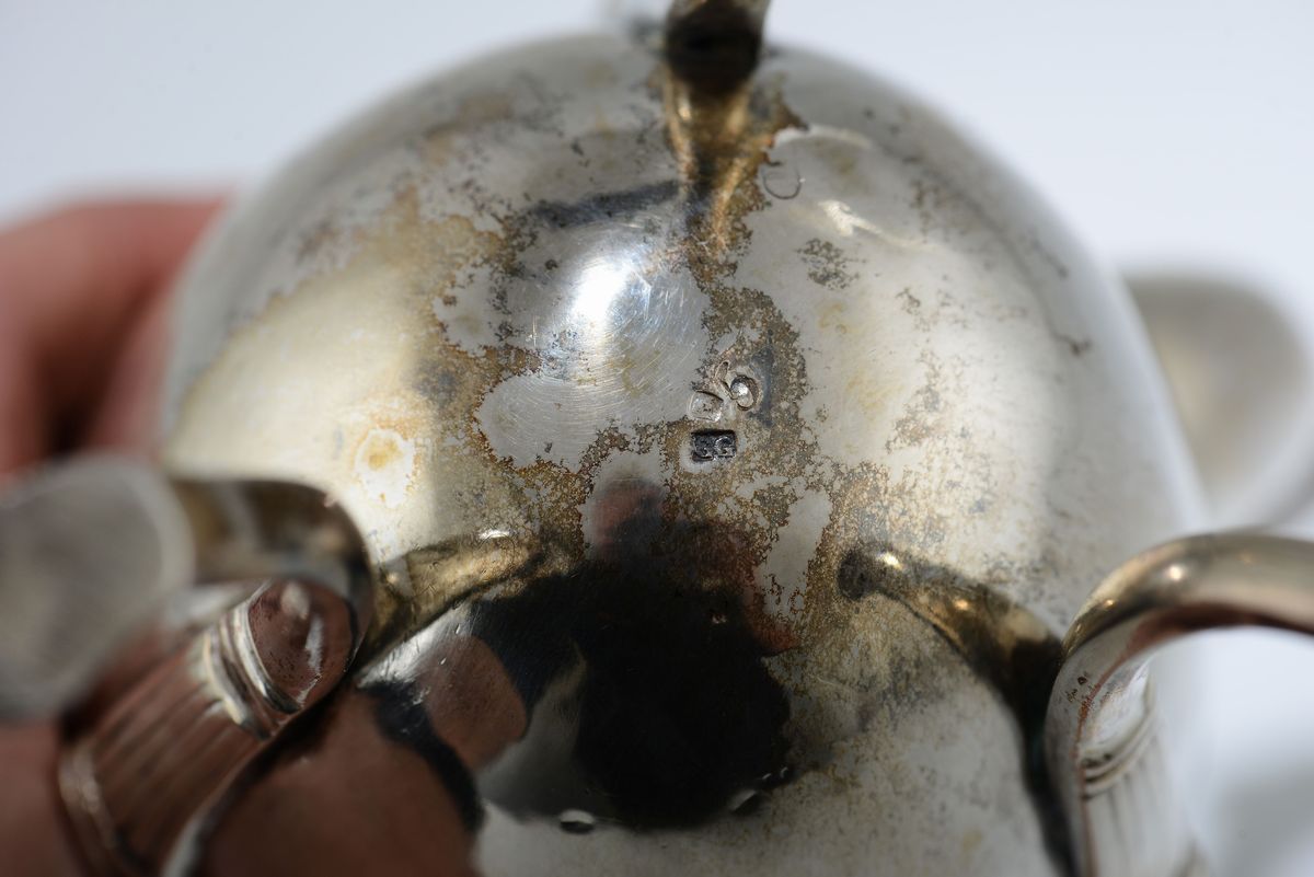 Elegante Caffettiera Impero in Argento Fuso, Sbalzato e Cesellato, Napoli Primo Quarto del XIX Se...