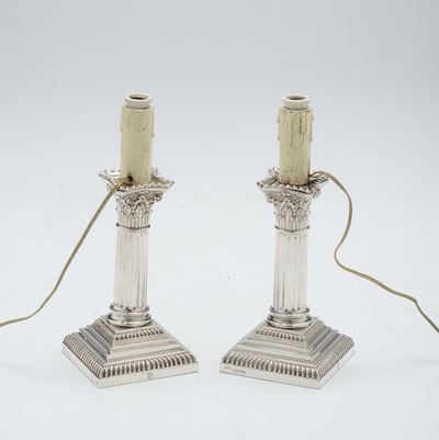 Coppia di Candelieri in Argento a Base Quadrata, Londra 1908-9