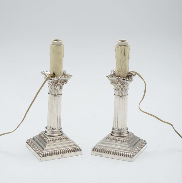 Coppia di candelieri in argento a base quadrata, Londra 1908-9