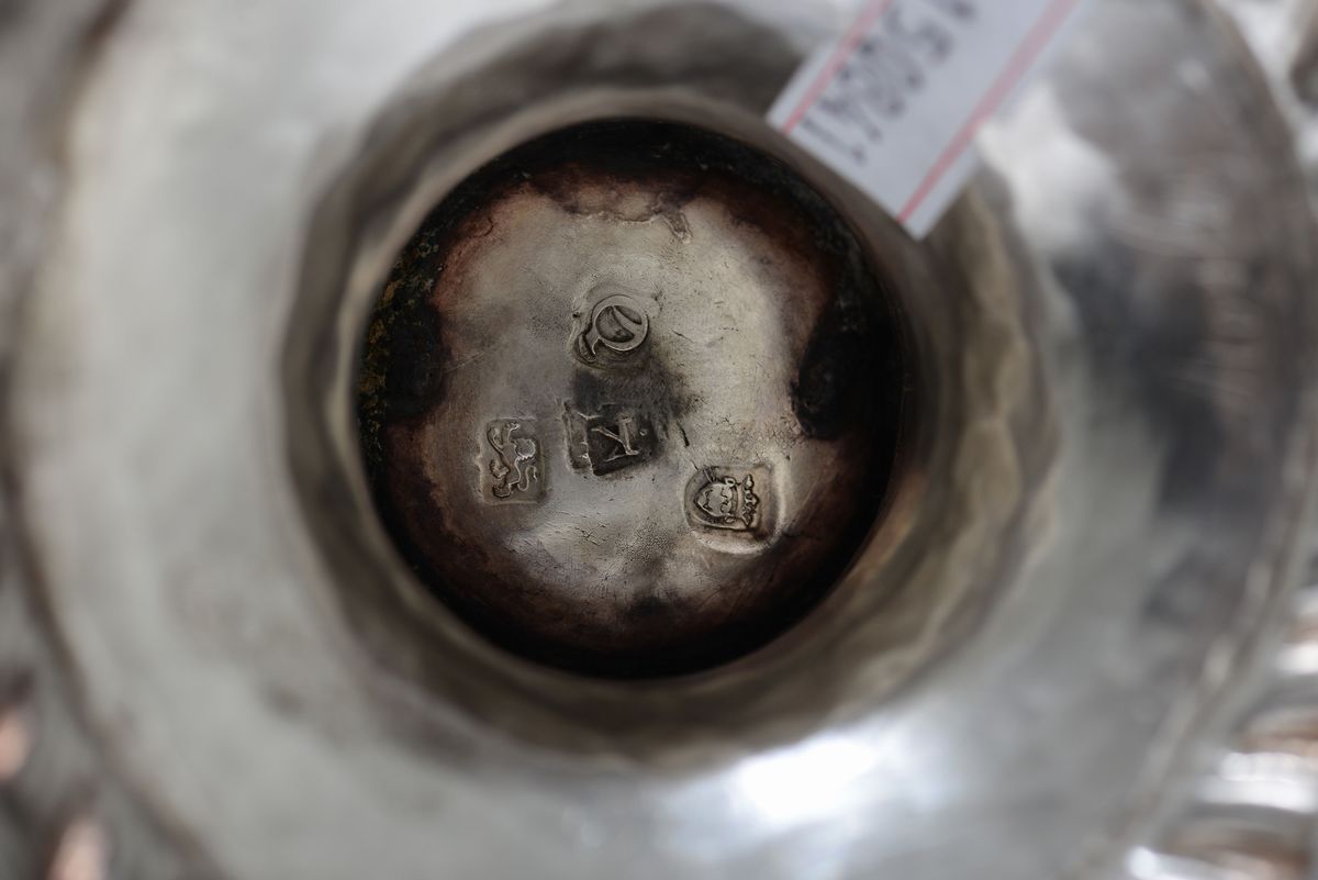 Caffettiera in Argento Fuso, Sbalzato e Cesellato, Manico in Legno Sagomato, Inghilterra Probabil...