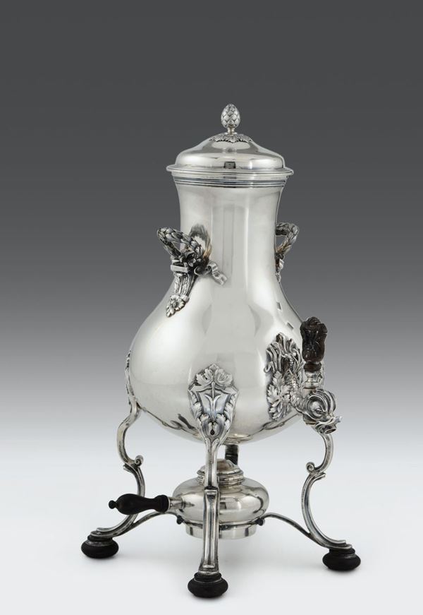 Samovar in argento fuso, sbalzato, cesellato e ebano tornito e scolpito, Francia XIX - XX secolo, incussa firma argentiere “Boin-Taburet a Paris”