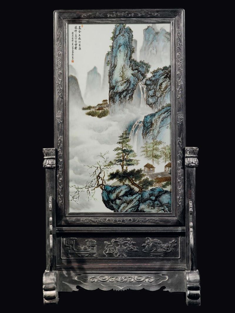 A large polychrome enammeled porcelain plaque depicting houses and mountain landscape with inscription on a wooden stand, China, early 20th century  - Auction Fine Chinese Works of Art - Cambi Casa d'Aste