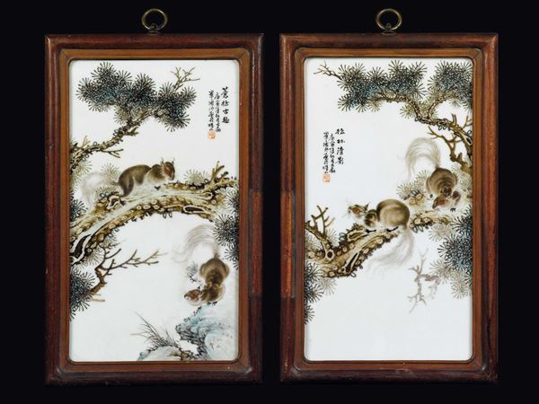 Quattro placche in porcellana a smalti policromi raffiguranti scoiattoli con iscrizioni, Cina, Repubblica, XX secolo
