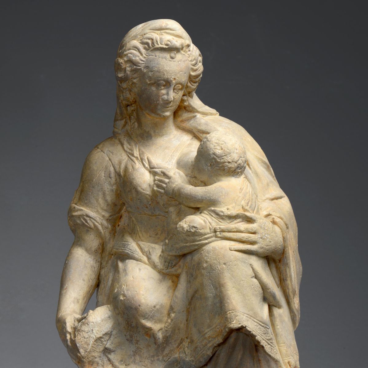 Scultura in Marmo Raffigurante Madonna con Bambino. Scultore Francese della Scuola di Fontainbleu...