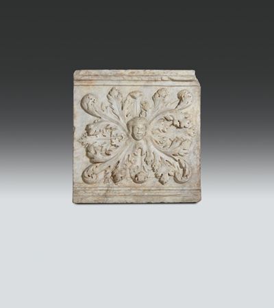 Formella in Marmo Scolpita con Motivi Fitomorfi e Antropomorfi. Scultore Genovese o Pisano degli ...