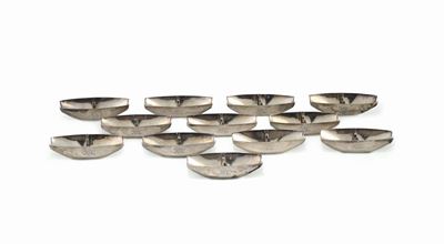 Dodici Vaschette in Argento Sterling Fuso, Sbalzato e Dorato, Inghilterra XIX Secolo, Punzoni del...