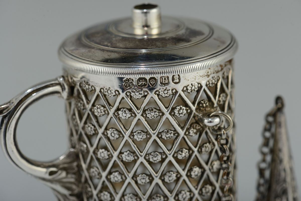 Stoppiniera in Argento Sterling Fuso, Sbalzato, Cesellato e Traforato, Inghilterra XIX Secolo, Pu...