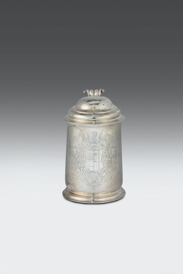 Importante tankard in argento sterling fuso, sbalzato e cesellato, Inghilterra XVIII secolo, punzoni  [..]