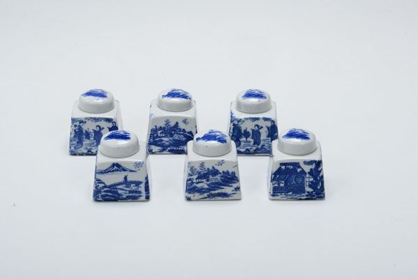 Sei calamai in porcellana bianca e blu, Cina, XX secolo