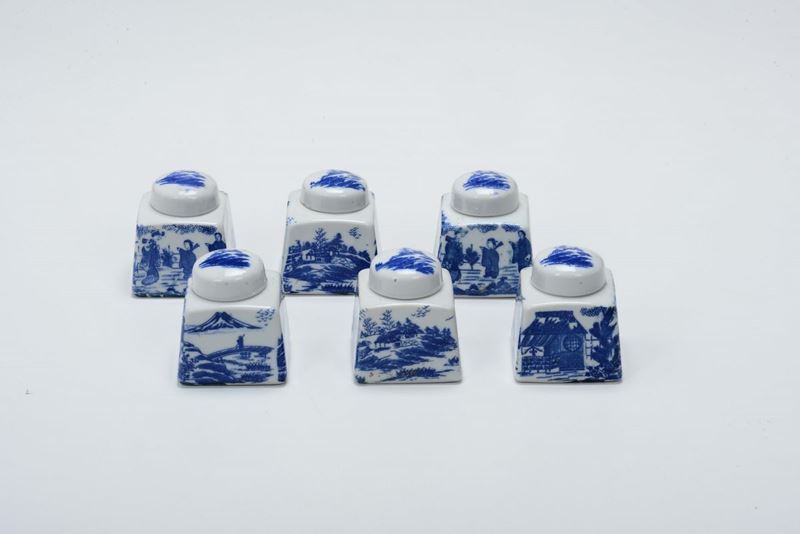 Sei calamai in porcellana bianca e blu, Cina, XX secolo  - Asta Arte Orientale - Asta Online - Cambi Casa d'Aste