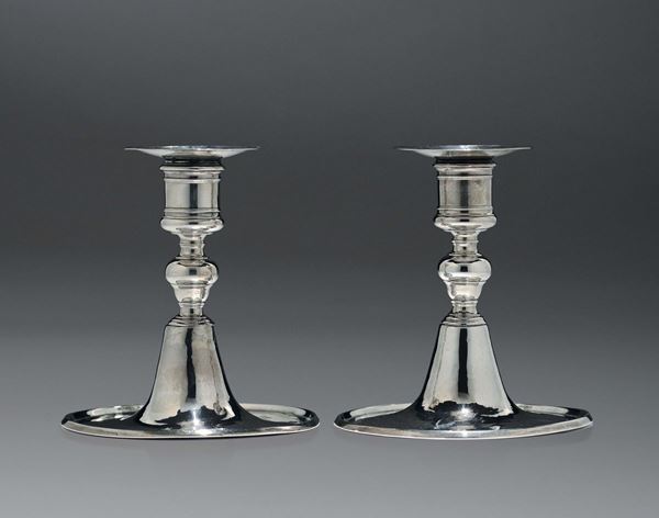 Coppia di candelieri in argento sbalzato, fuso e inciso. Bottega all’insegna del carciofo, Milano inizio del XVIII secolo