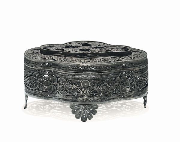 Scatola ovale quadrilobata in filigrana d’argento lavorata con motivi floreali ed a volute. Genova XVIII secolo