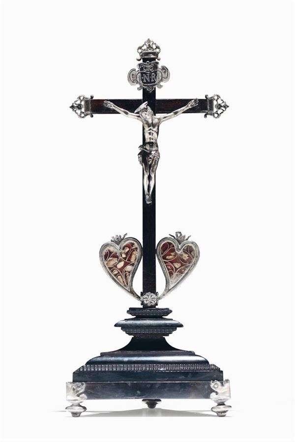 Crocifisso in legno ebanizzato con finimenti in argento sbalzato e figura di Cristo in argento, Italia centrale inizi XVIII secolo