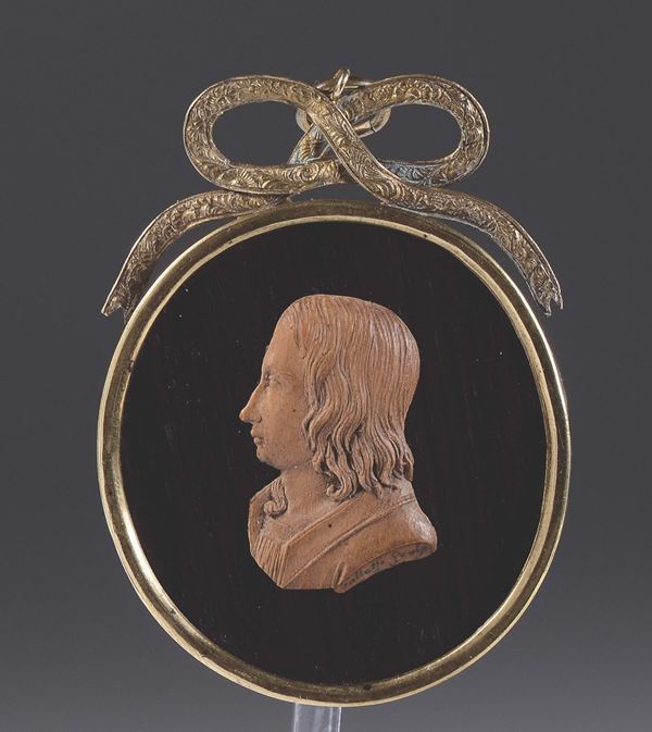 Piccolo profilo maschile in bosso entro cornice in bronzo dorato, firma Galletti Ger..., Italia XVIII-XIX secolo, cm 7x5