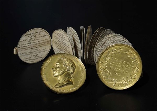 Scatola a forma di moneta in metallo dorato contenente documento sulla guerra napoleonica in Spagna, Parigi 1823