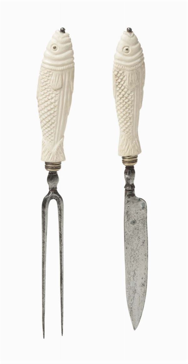 Coltello e forchettone con manico in avorio a foggia di pesce, Italia probabile XVIII secolo