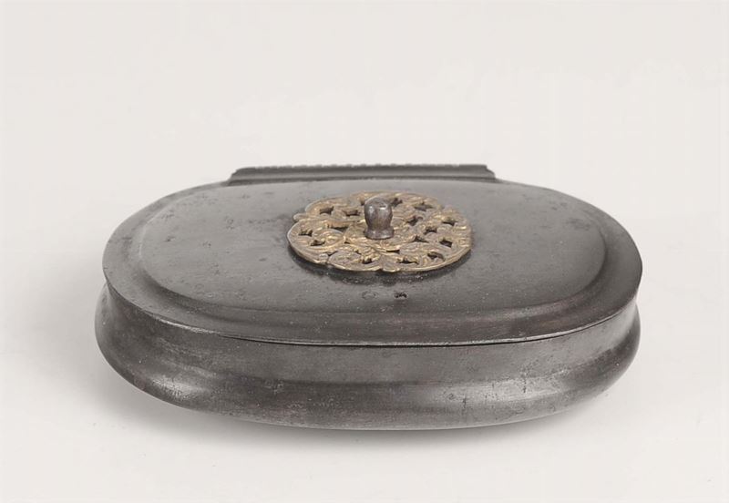 Scatola ovale in metallo con rosone in rame dorato, XIX secolo  - Asta Antiquariato - Cambi Casa d'Aste