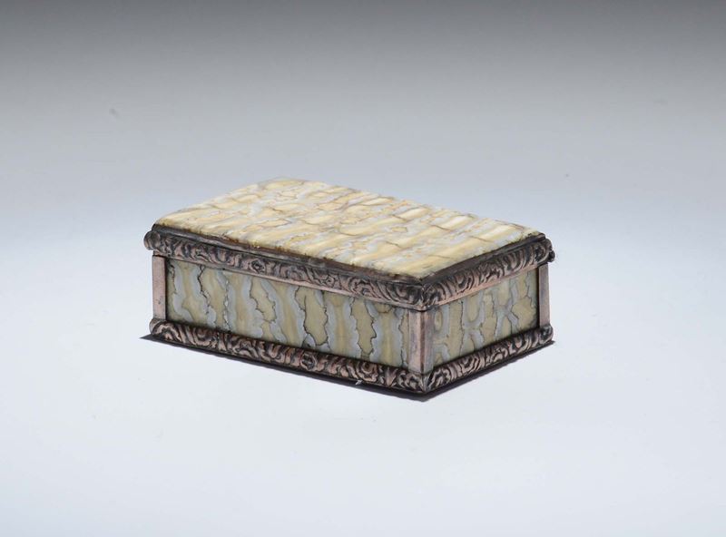 Scatola tabacchiera di forma rettangolare con finimenti in metallo dorato inciso con motivi vegetali. Europa XVIII-XIX secolo  - Asta Antiquariato - Cambi Casa d'Aste