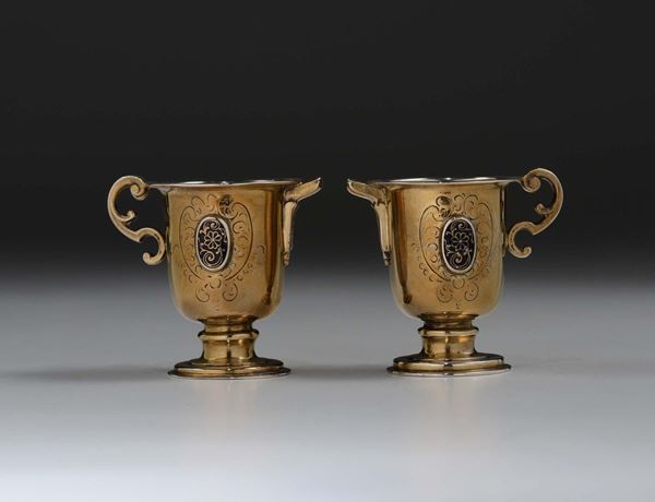 Coppia di piccoli versatoi in argento fuso sbalzato inciso e dorato, Milano seconda metà del XVI secolo, bottega all’insegna della volpe