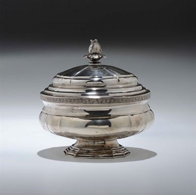Rara Zuccheriera con Coperchio in Argento Sbalzato, Cesellato e Fuso, Adriano Haffner (1703-1768)...