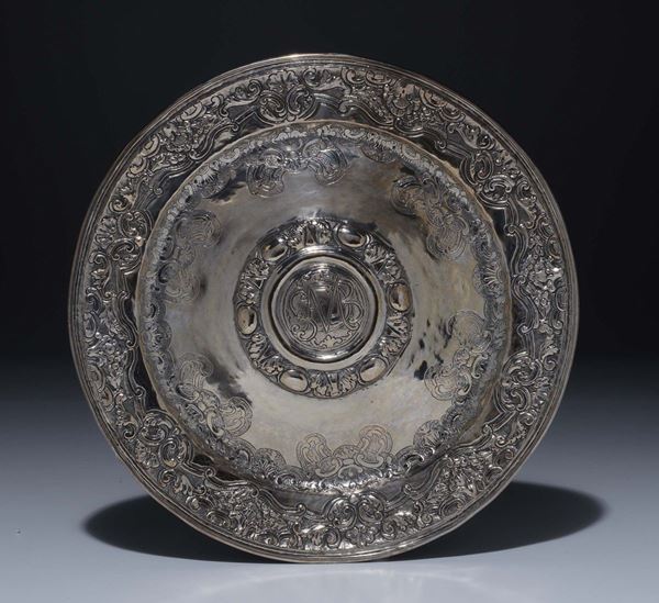 Piatto circolare in argento sbalzato e cesellato con tracce di doratura, Italia del nord (?), fine XVI  [..]