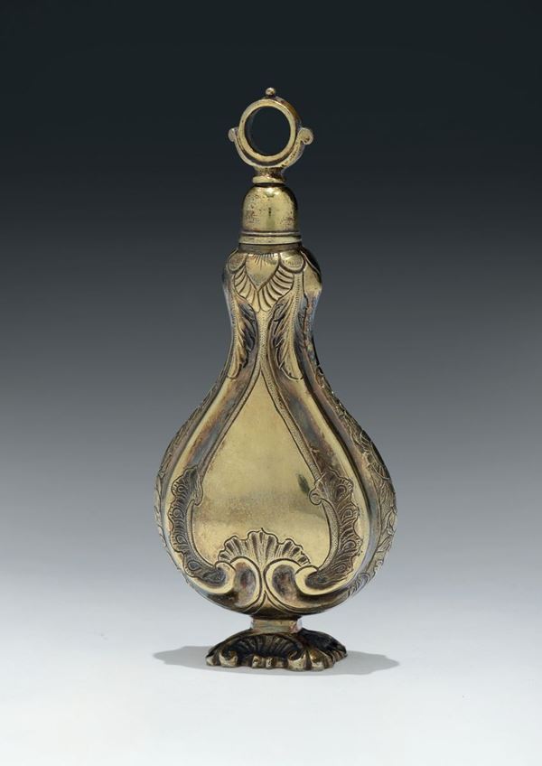 Vinaigrette a forma di fiaschetta in bronzo dorato e cesellato con motivi a volute. Europa, Germania o Francia XVIII secolo
