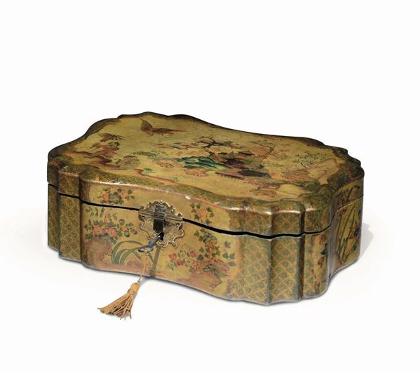 Scatola in legno sagomato con copri serratura in metallo dorato e cesellato. Venezia XVIII secolo