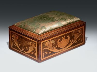 Scatola da Lavoro con Corpo in Legno Riccamente Intarsiato con Canopie e Figure Allegoriche in Va...