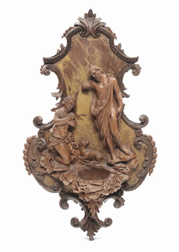 Acquasantiera in legno riccamente intagliato e scolpito con motivi a pellacce. Europa XVIII secolo