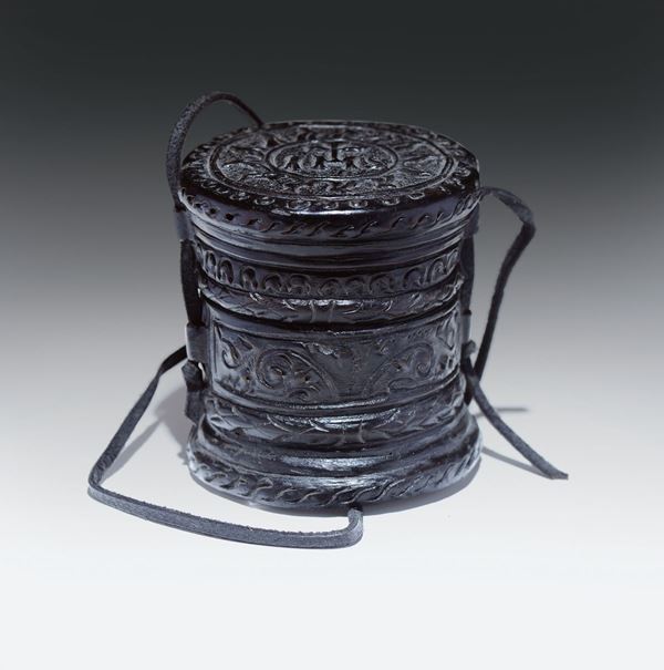 Contenitore cilindrico in cuoio “cuir builli”. Europa, Francia (?) XVIII secolo