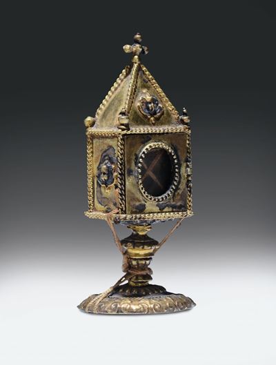 Piccolo Reliquiario di Modello Architettonico in Rame Dorato e Cristallo di Rocca, Toscana XVII S...