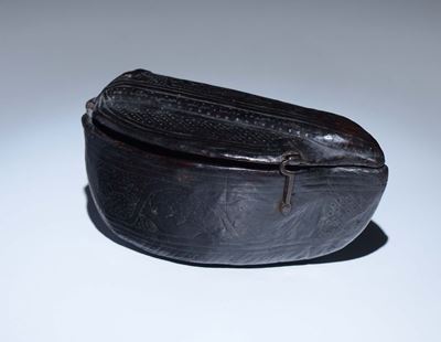 Contenitore in Legno e Cuoio “cuir Builli”, a Forma di Navicella, Decorato con Finimenti in Ferro...