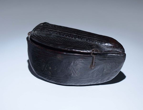 Contenitore in legno e cuoio “cuir builli”, a forma di navicella, decorato con finimenti in ferro. Europa,Francia (?) XVIII secolo