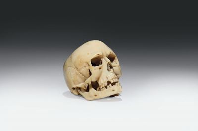 Memento Mori in Avorio a Foggia di Teschio Finemente Scolpito con Mandibola Mobile. Germania XVII...
