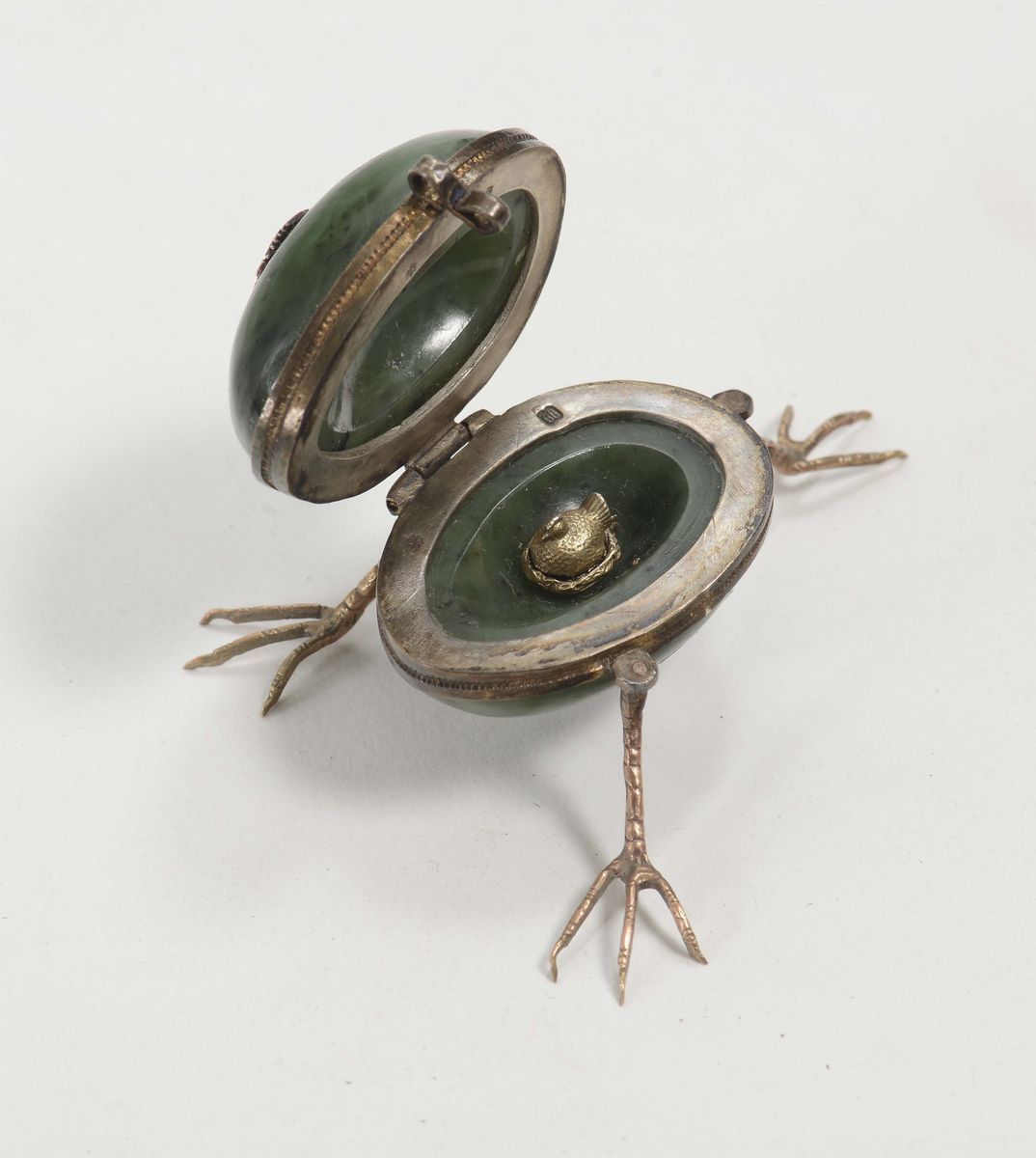 Scatola a Forma di Uovo Sorretta da Tre Piedi a Zampa, Probabile Atelier di Fabergé, Russia XIX-X...