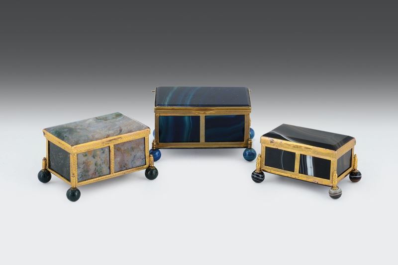 insieme di tre cofanetti in agata variopinta, blu e marrone con montatura in metallo dorato  - Auction Collectors' Silver and Objets de Vertu - Cambi Casa d'Aste