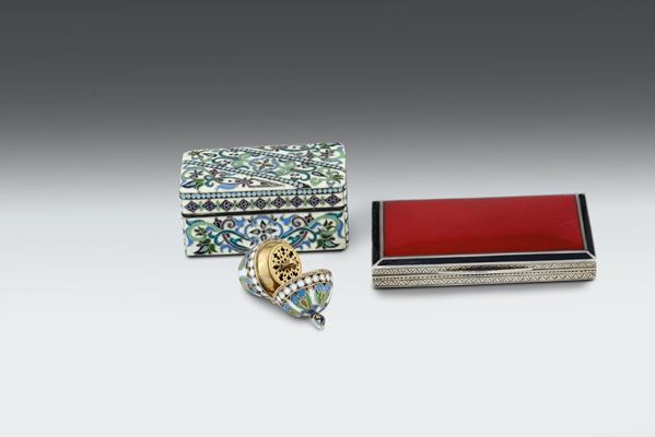 Lotto di portasigarette, satolina smaltata e vinaigrette