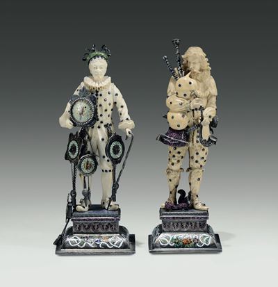 Importante Coppia di Figure in Avorio Scolpito, Pietre Preziose, Argento e Smalti Policromi. Stor...