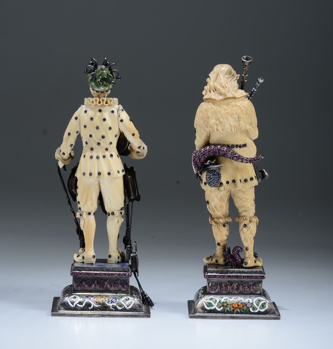 Importante Coppia di Figure in Avorio Scolpito, Pietre Preziose, Argento e Smalti Policromi. Stor...