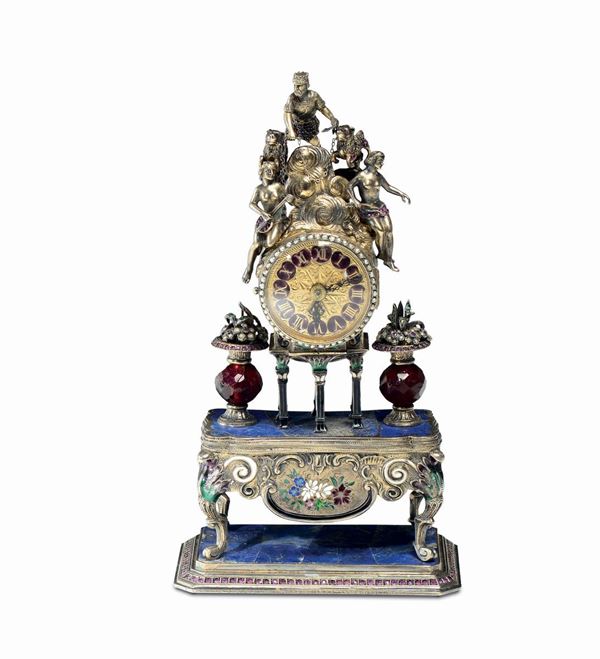 Importante orologio da tavolo in argento dorato, smalti policromi, lapislazzulo, granati e ametiste. Storicismo viennese del XIX secolo