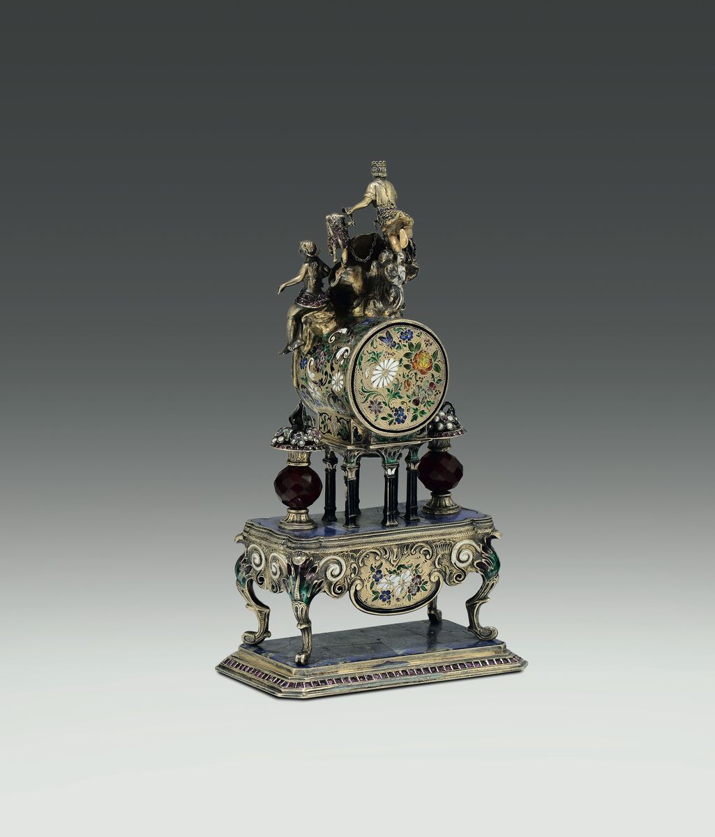 Importante Orologio da Tavolo in Argento Dorato, Smalti Policromi, Lapislazzulo, Granati e Ametis...