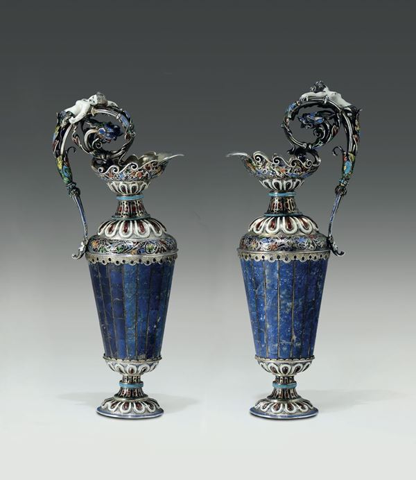Importante coppia di versatoi in argento fuso, sbalzato e cesellato, Storicismo viennese della seconda metà del XIX secolo