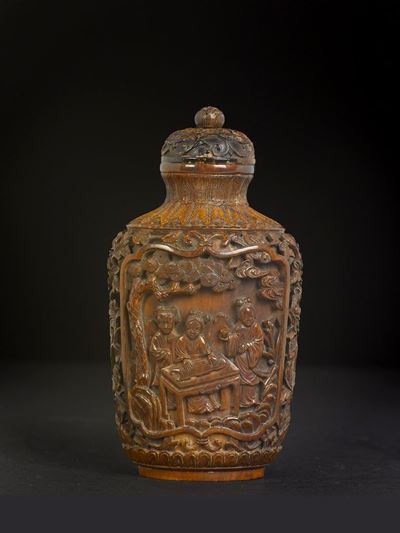 Grande Snuff Bottle in Avorio Tinto con Guanyin Entro Riserve, Cina, Dinastia Qing, XIX Secolo