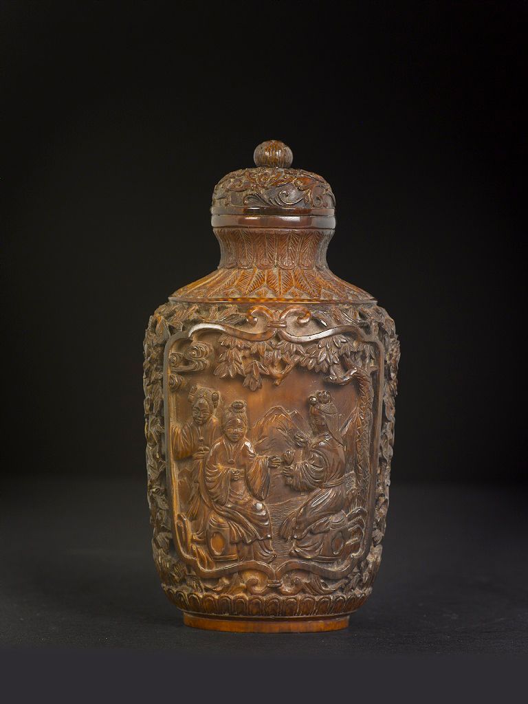 Grande Snuff Bottle in Avorio Tinto con Guanyin Entro Riserve, Cina, Dinastia Qing, XIX Secolo