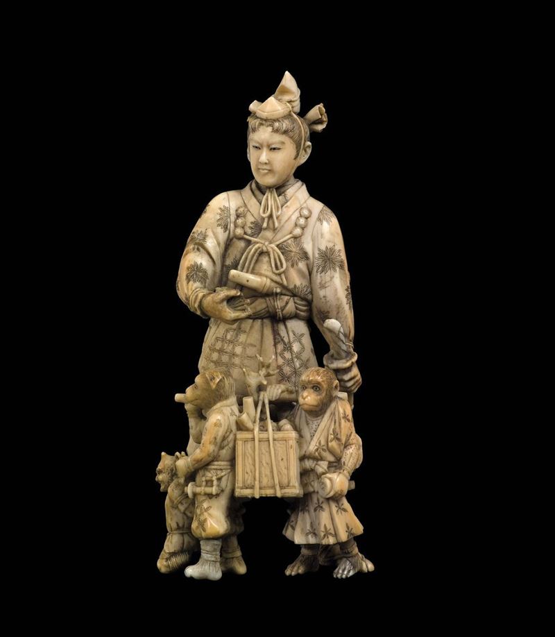 Figura di dignitario scolpito in avorio con scimmie, Giappone, epoca Meiji, XIX secolo  - Asta Fine Chinese Works of Art - Cambi Casa d'Aste