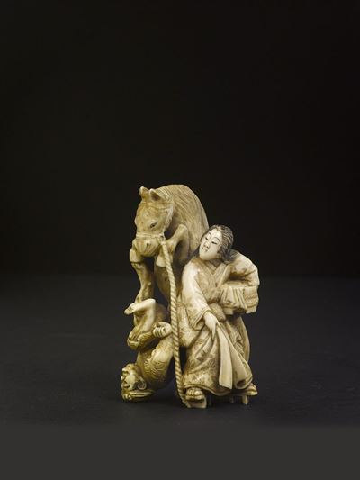 Gruppo Scolpito in Avorio Raffigurante Due Popolani con Cavallo, Giappone, Epoca Meiji, XIX Secol...