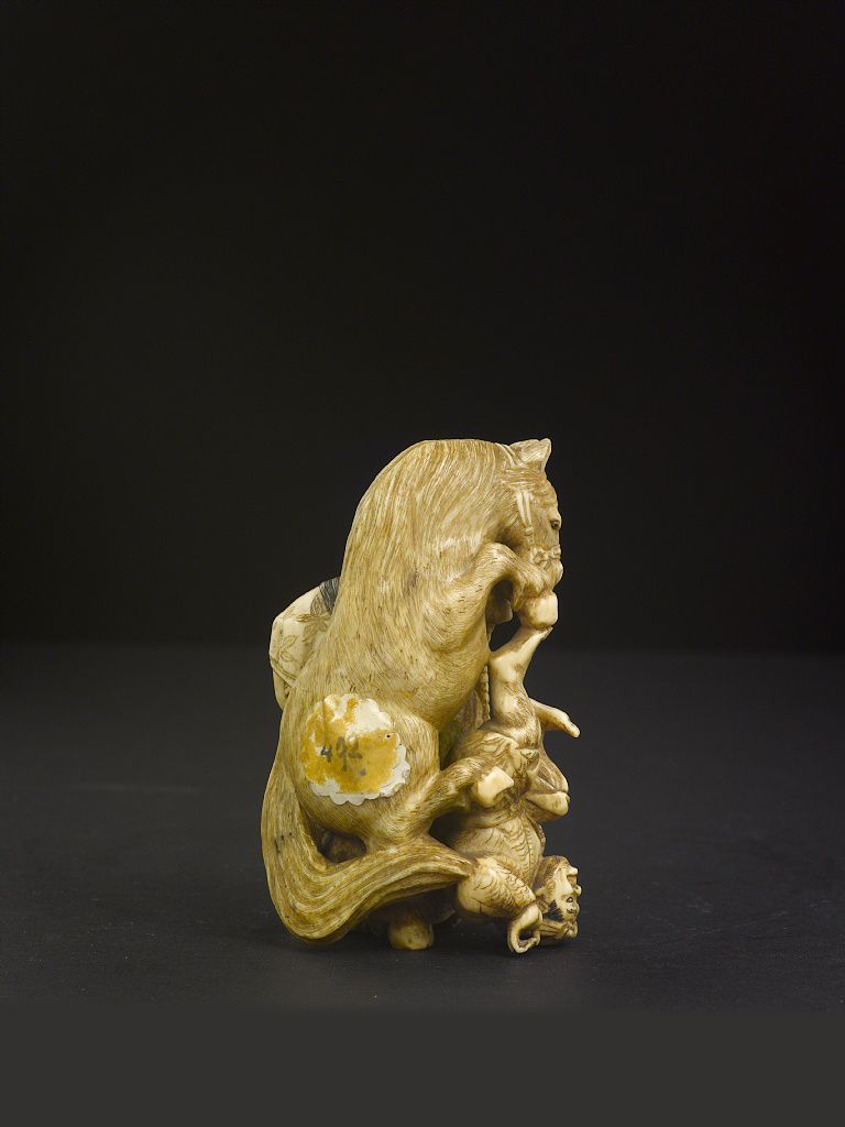 Gruppo Scolpito in Avorio Raffigurante Due Popolani con Cavallo, Giappone, Epoca Meiji, XIX Secol...