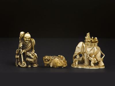 Tre Gruppi Scolpiti in Avorio Raffiguranti Fanciulli, Saggio con Bastone, Cani di Pho ed Elefante...