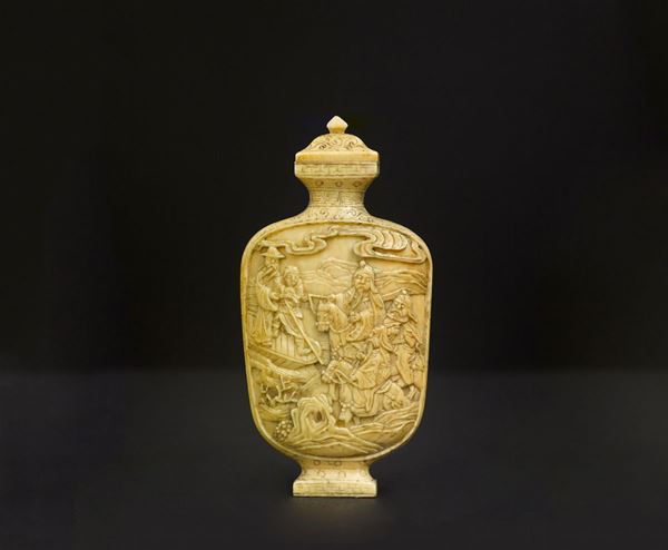 A carved ivory snuff bottle with wise men, China, Qing Dynasty, 19th century
