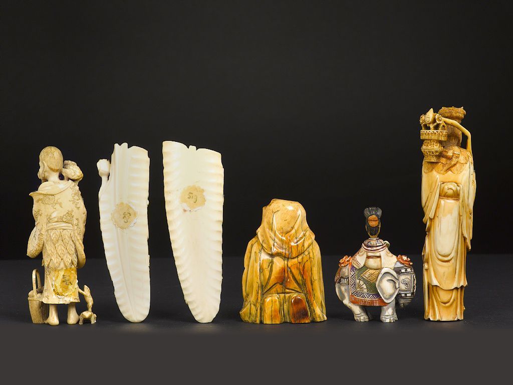 Sei Pezzi Scolpiti in Avorio Raffiguranti Personaggi, Cina, Dinastia Qing, XIX Secolo